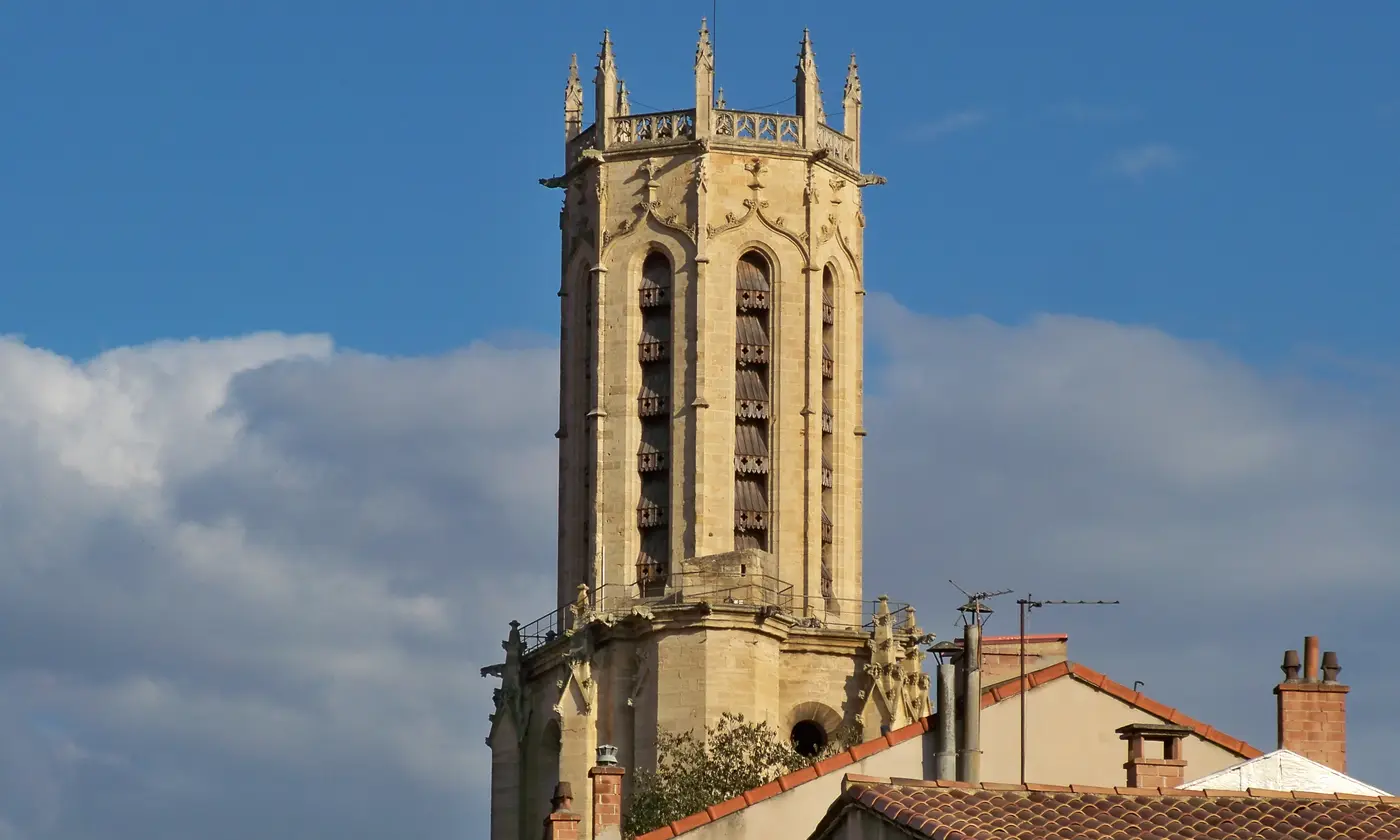 Le clocher gothique octogonal de la cathédrale Saint-Sauveur dominant les toits d'Aix-en-Provence