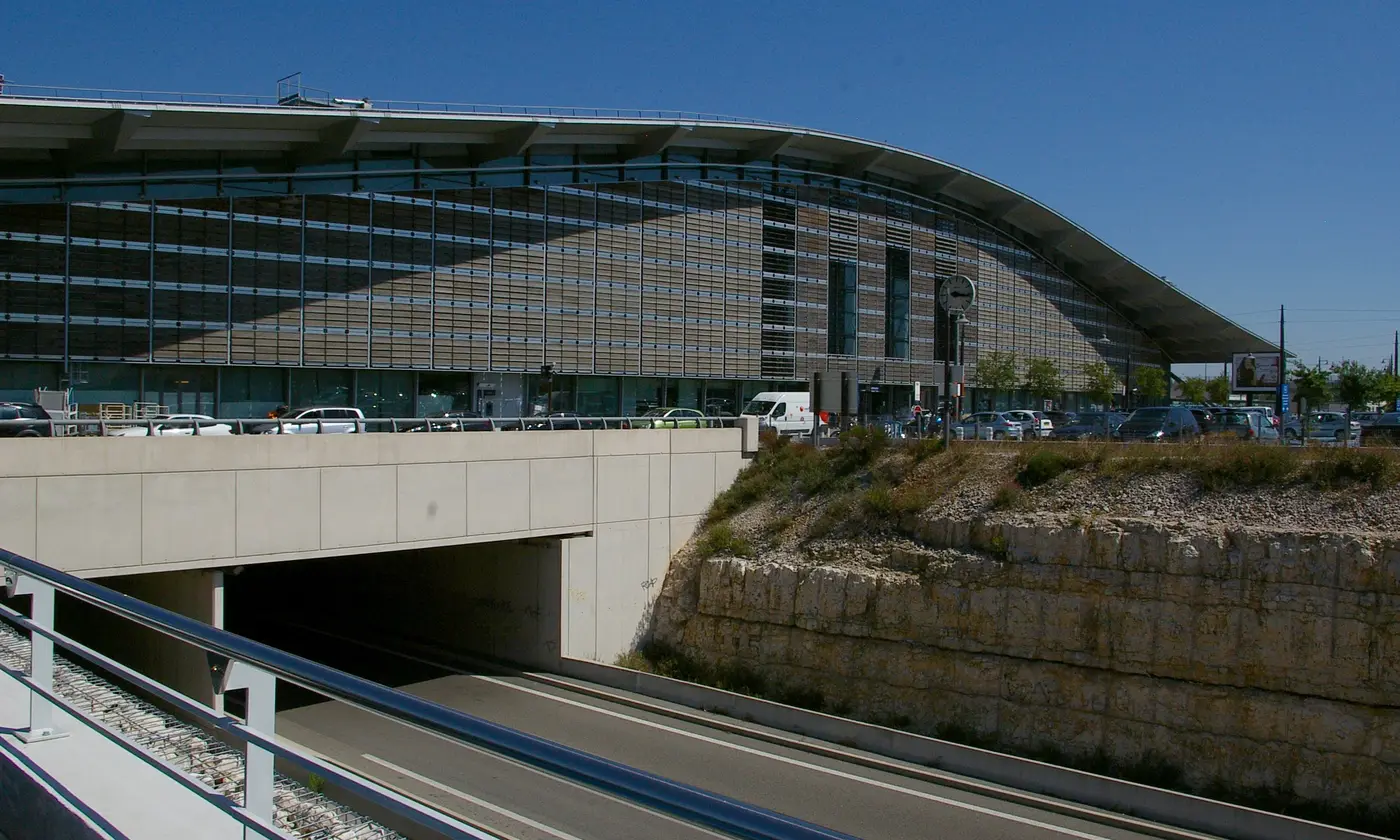 La gare d'Aix-en-Provence TGV et sa grande toiture ondulée, vues depuis l'accès routier sur le plateau de l'Arbois