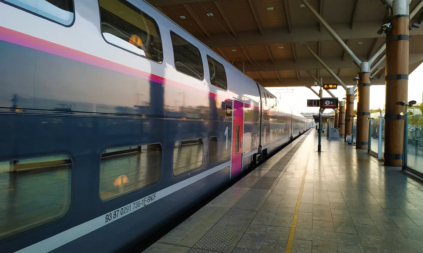 Rame TGV à deux niveaux le long du quai de la gare d'Aix-en-Provence TGV dans la lumière du soir