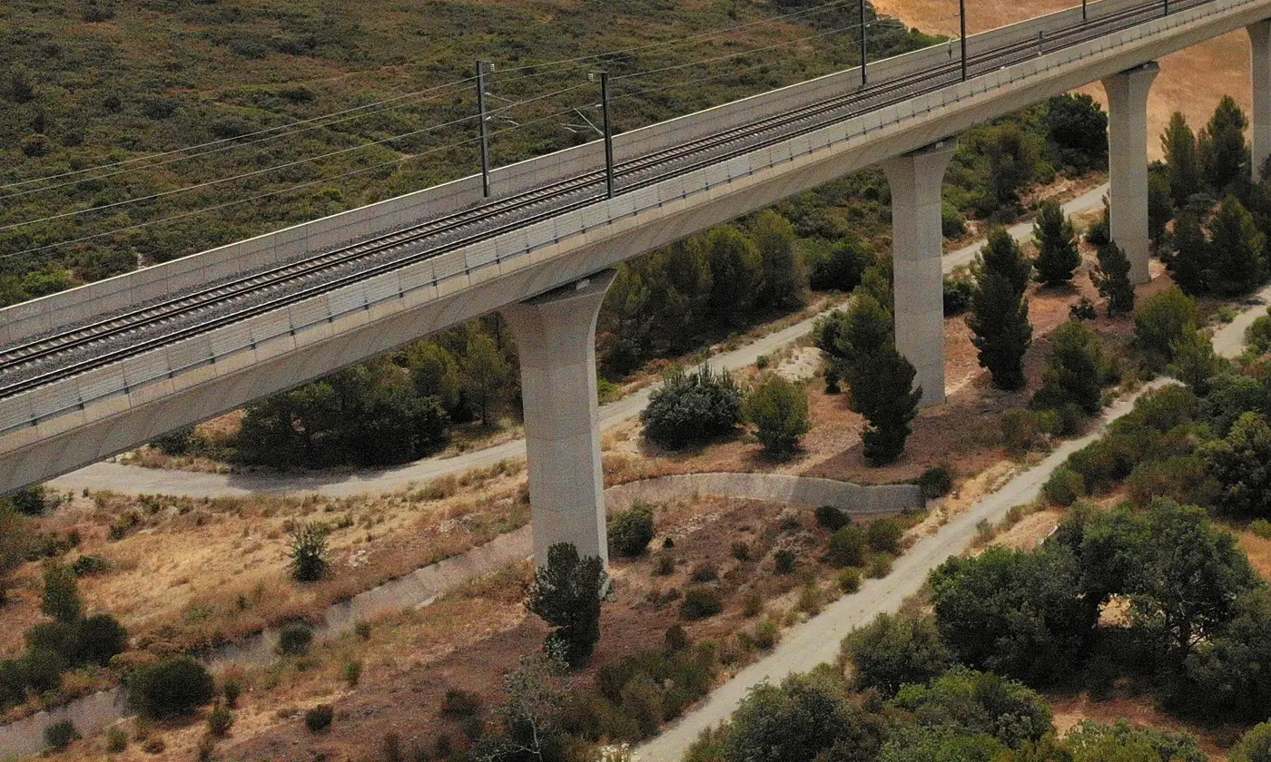 Le viaduc de Ventabren de la LGV Méditerranée traversant la garrigue, vu du ciel