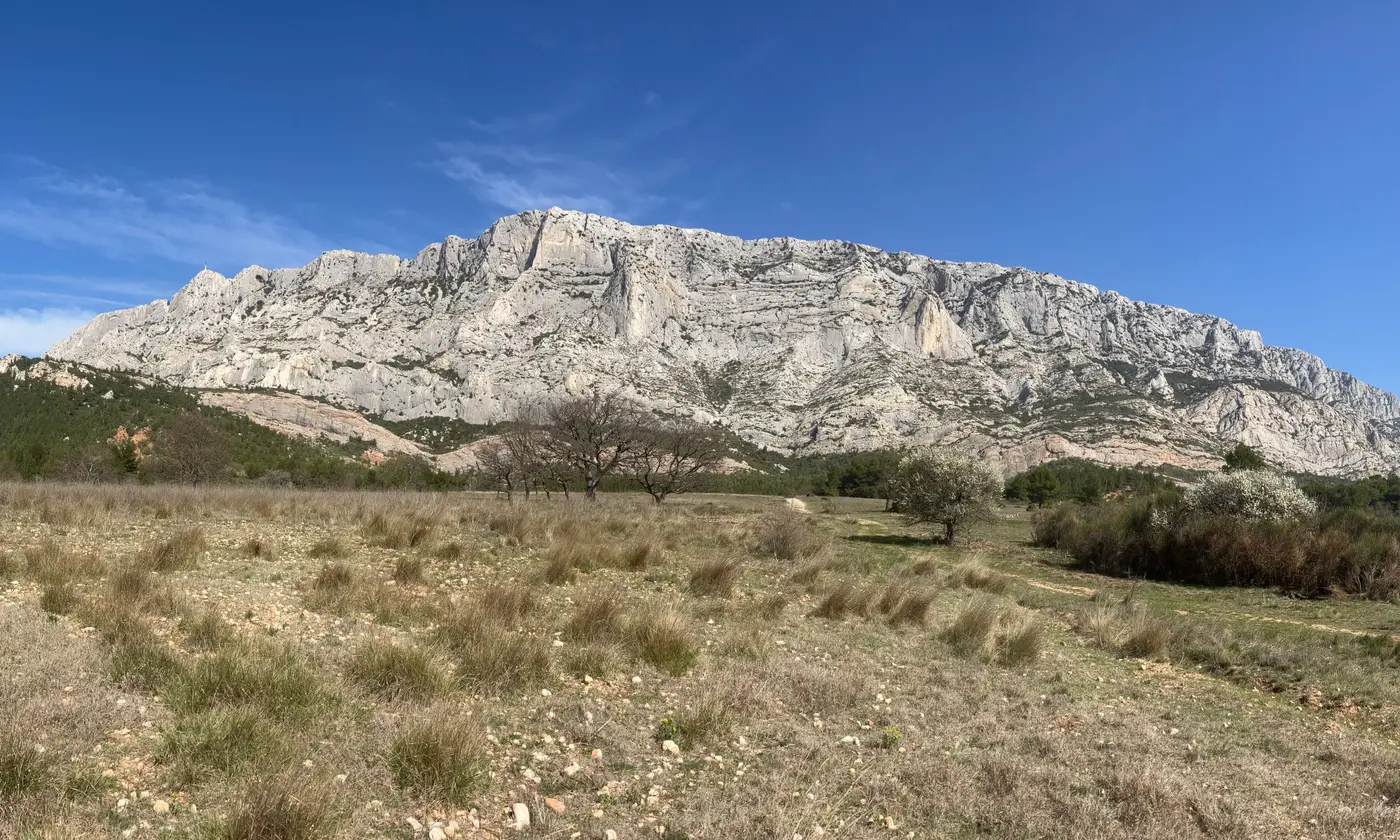 La face sud de la montagne Sainte-Victoire dominant le plateau de garrigue au début du printemps