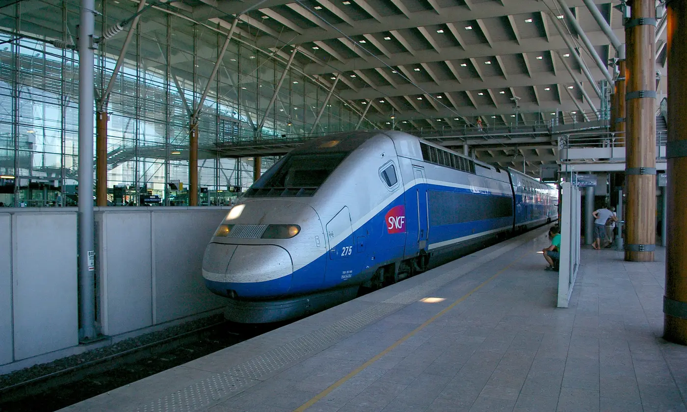 Un TGV Duplex à quai sous la grande charpente vitrée de la gare d'Aix-en-Provence TGV
