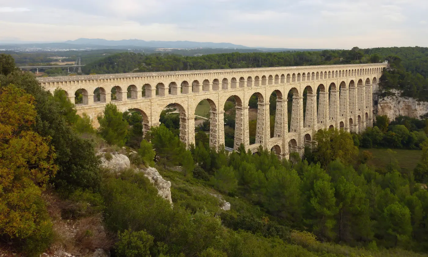 L'aqueduc de Roquefavour enjambant le vallon boisé de l'Arc à Ventabren, au pied du plateau de l'Arbois