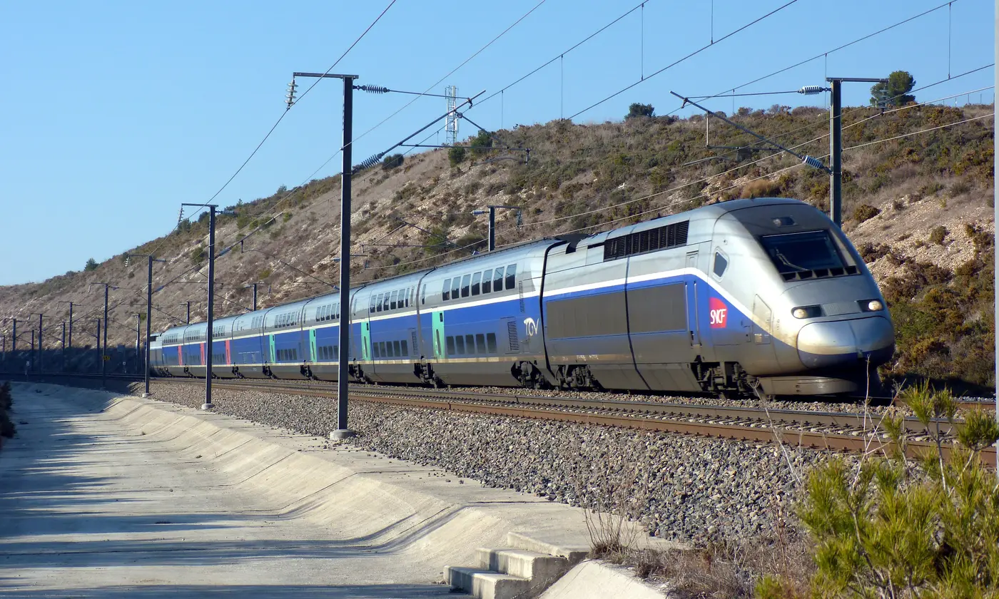 TGV Duplex lancé vers Marseille sur la LGV Méditerranée, entre les collines de garrigue près de Ventabren