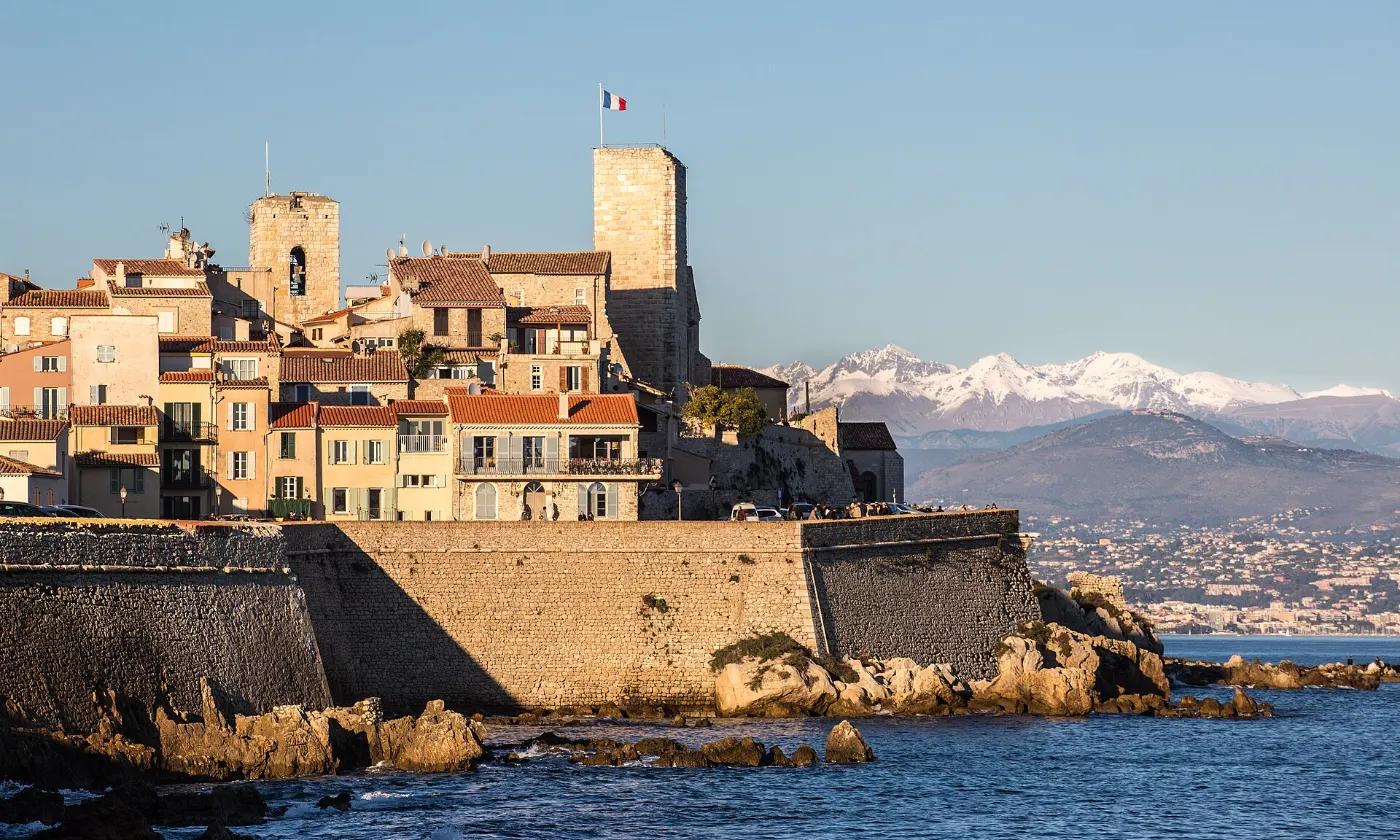 Le vieil Antibes et le château Grimaldi au-dessus des remparts, Alpes enneigées au loin