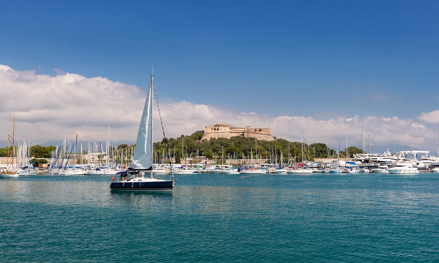 Voilier dans le port Vauban d'Antibes, le fort Carré sur sa colline en arrière-plan