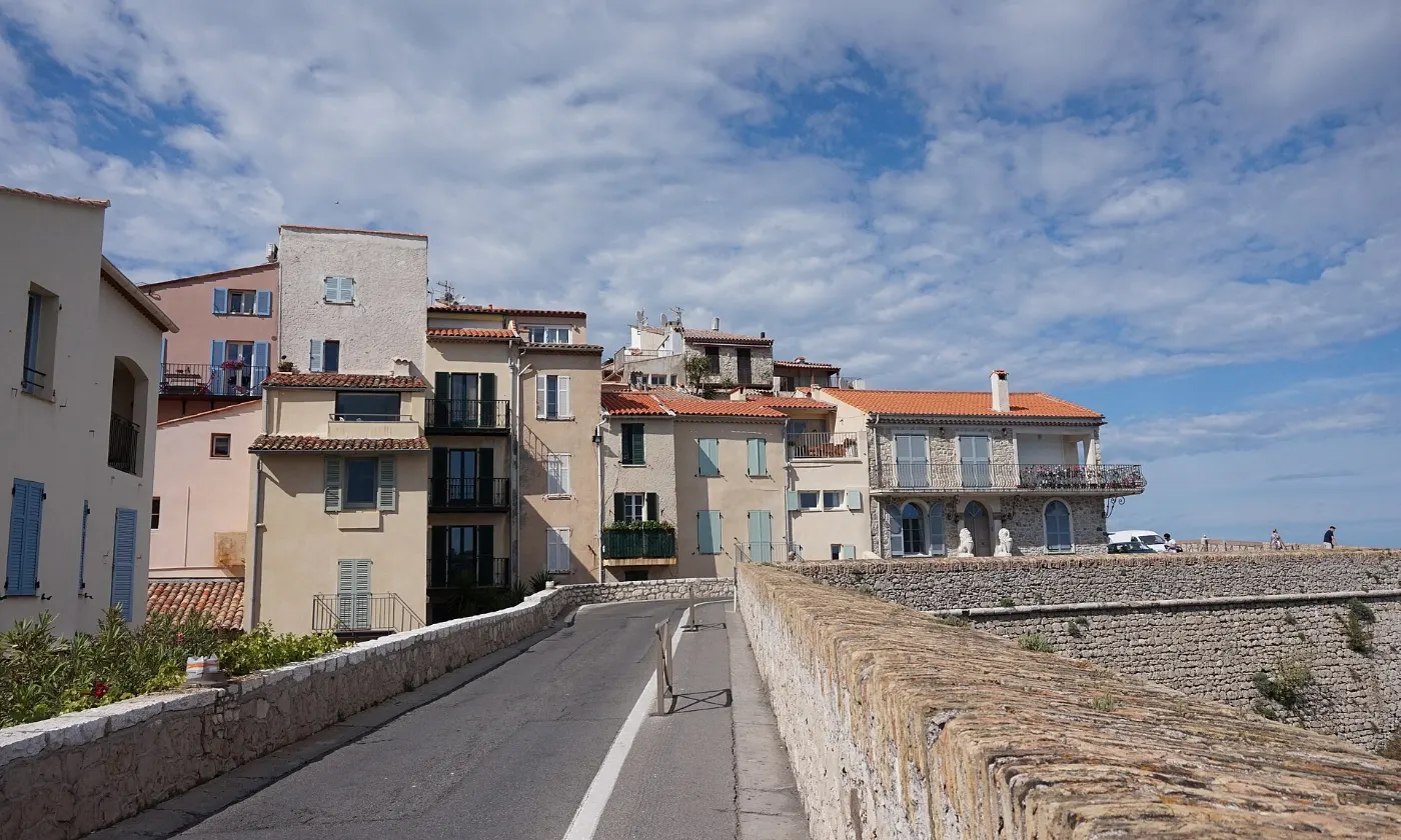 Façades colorées du vieil Antibes le long de la promenade Amiral-de-Grasse, sur les remparts