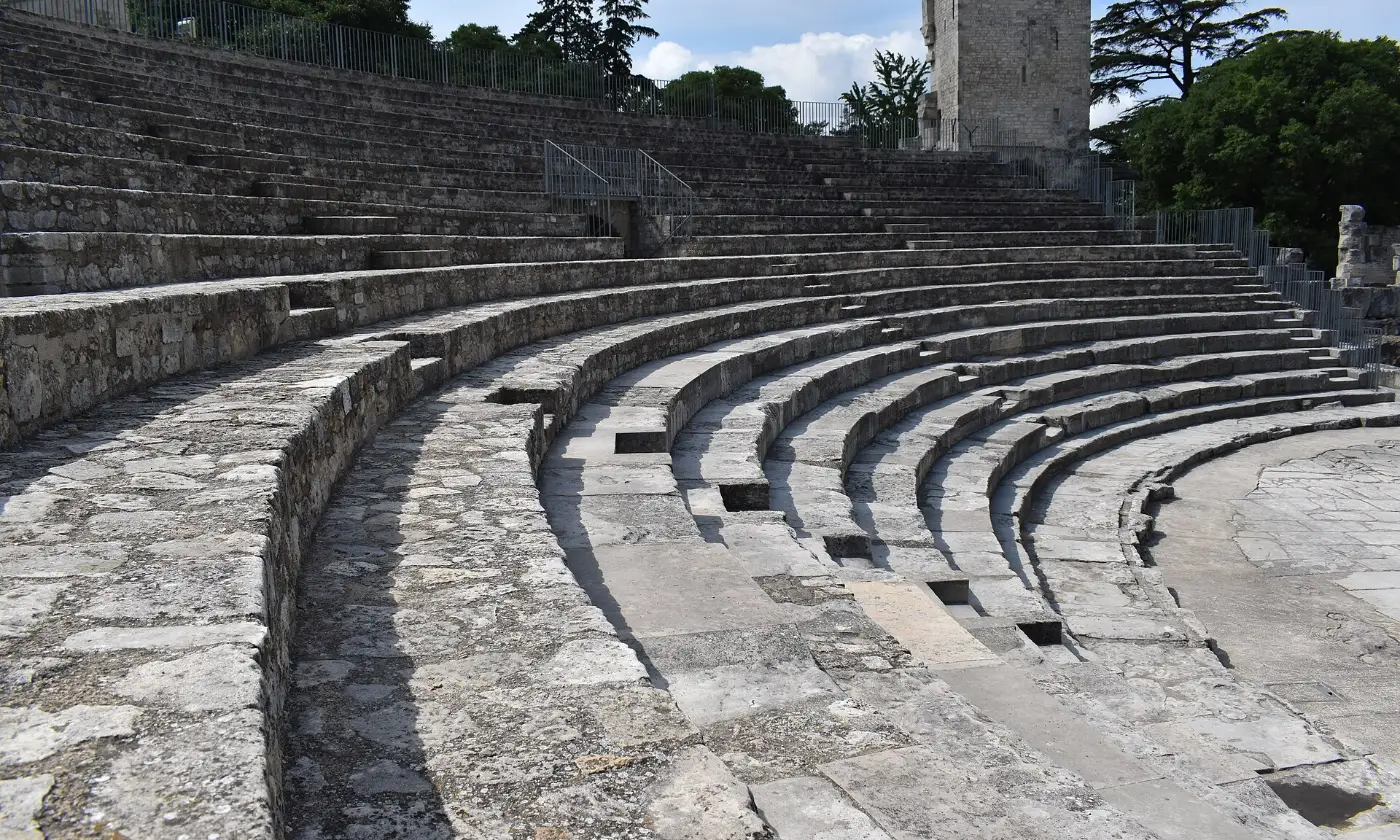 Gradins en pierre du théâtre antique d'Arles, voisin des arènes