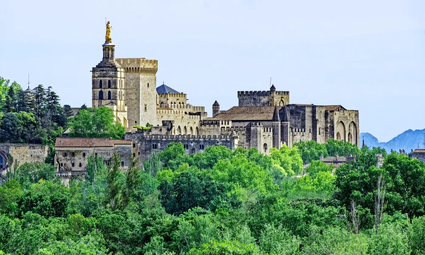Palais des Papes et Vierge dorée émergeant de la verdure du Rocher des Doms, Avignon