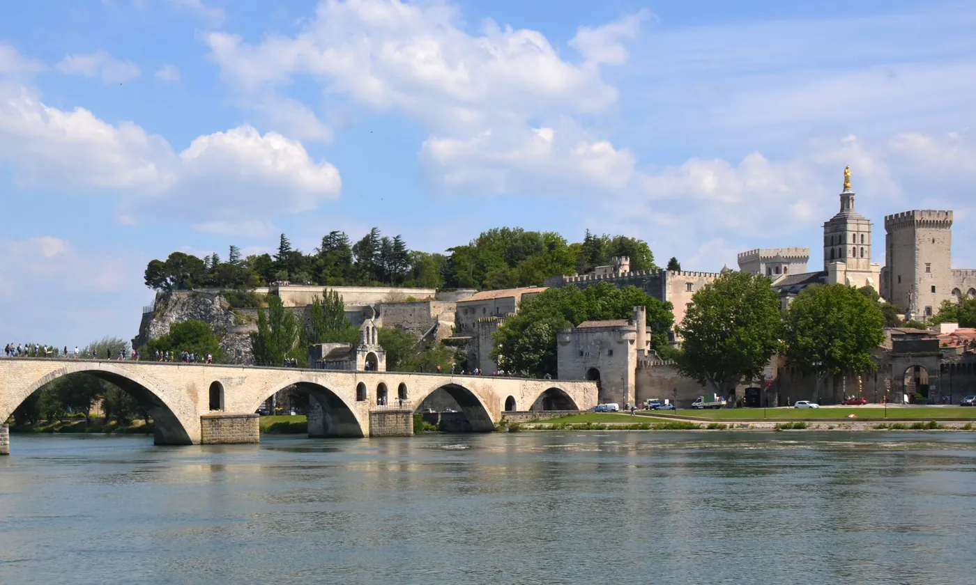 Pont Saint-Bénézet sur le Rhône avec le Palais des Papes en arrière-plan, Avignon