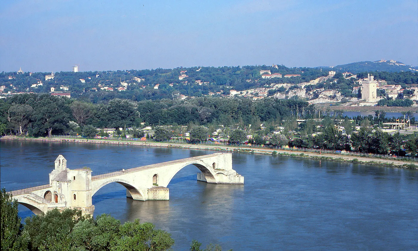 Vue sur le Rhône et le pont d’Avignon depuis le Rocher des Doms