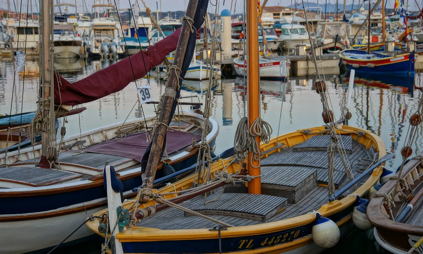 Pointus, barques traditionnelles en bois, amarrés dans le port de Bandol