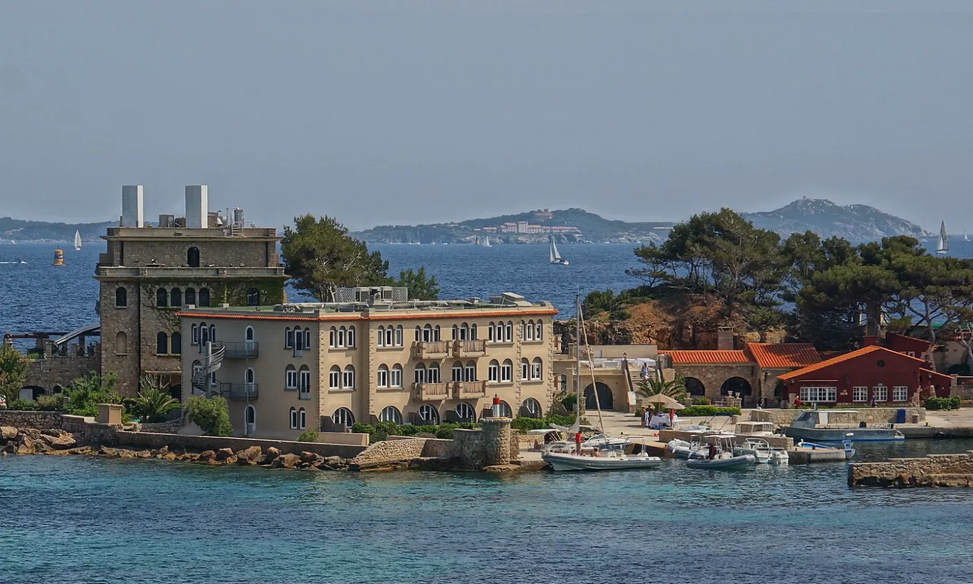 L'île de Bendor face à Bandol, son petit port et ses bâtiments au bord de l'eau turquoise