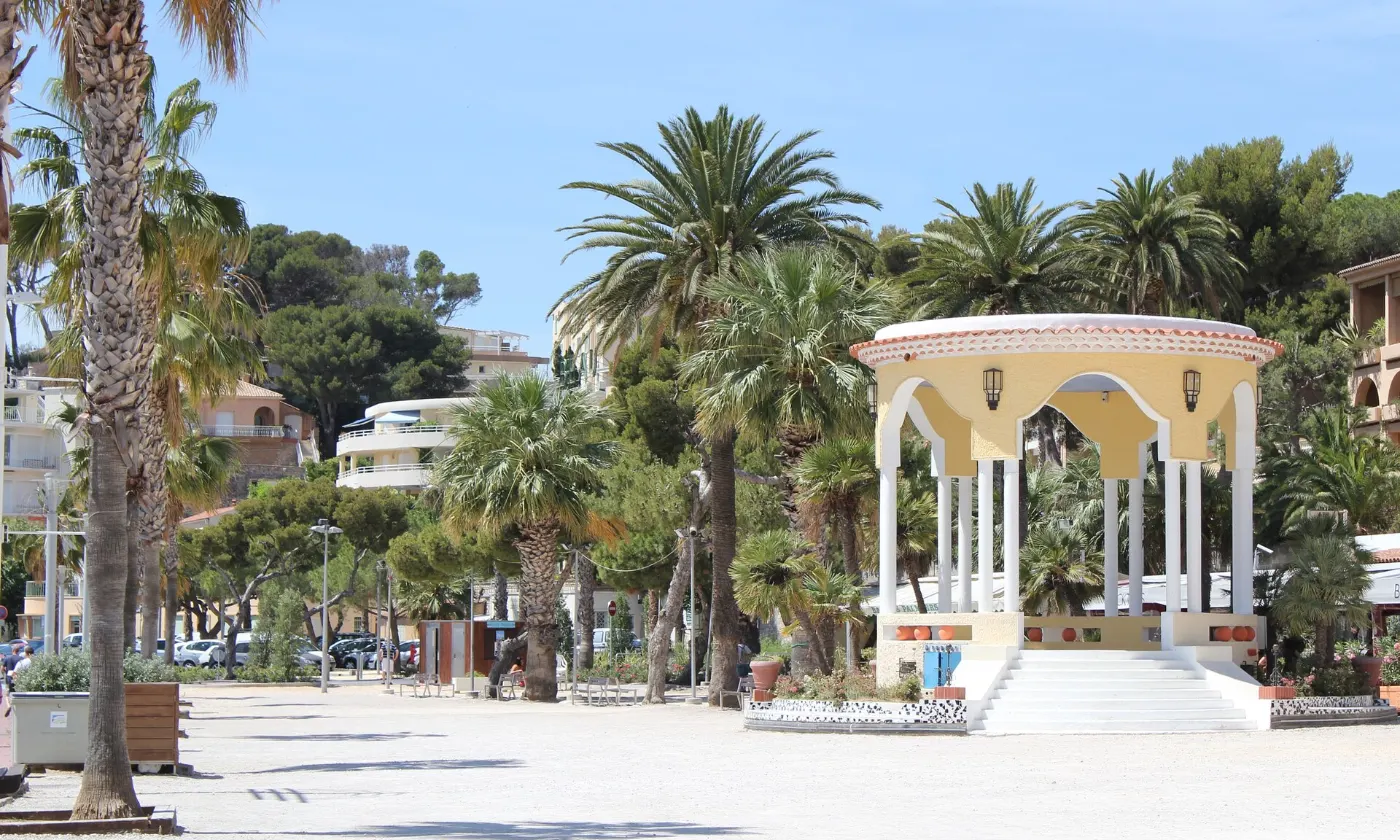 Kiosque à musique et palmiers sur la promenade du port de Bandol