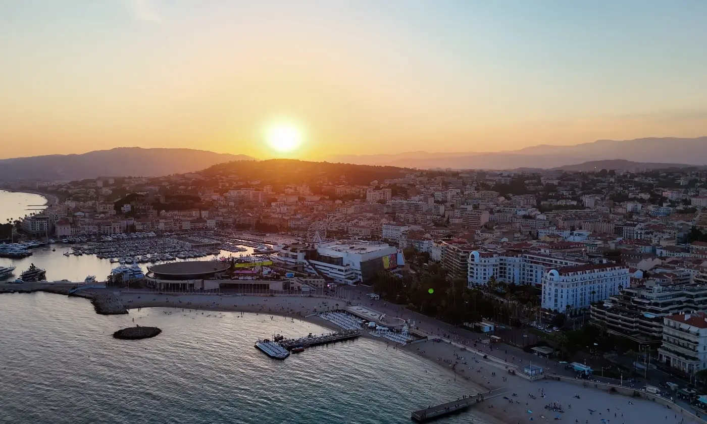 Vue aérienne au coucher du soleil sur le Palais des Festivals, le Vieux Port et la baie, Cannes