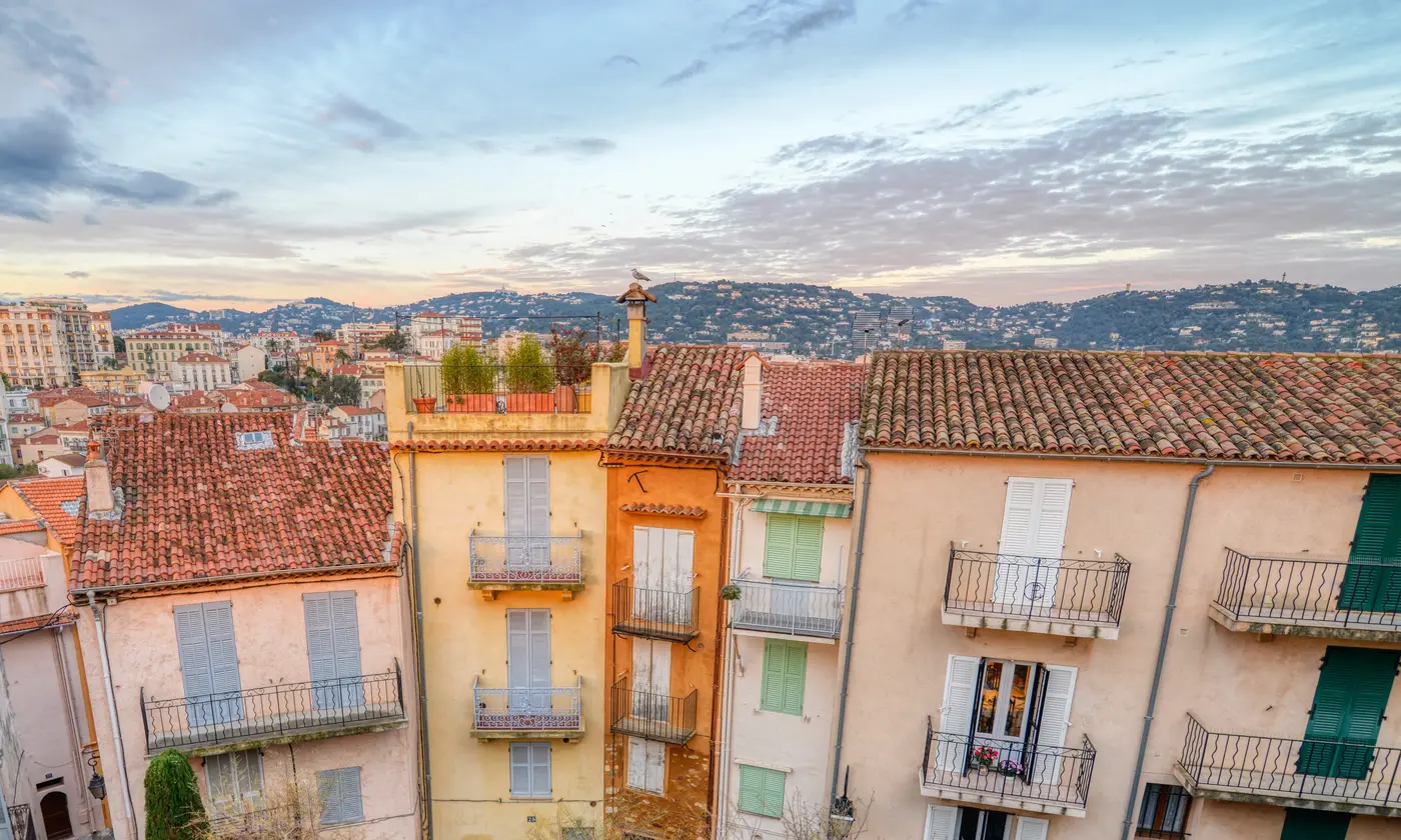 Façades ocre et toits de tuiles des maisons du Suquet, le vieux quartier sur les hauteurs, Cannes