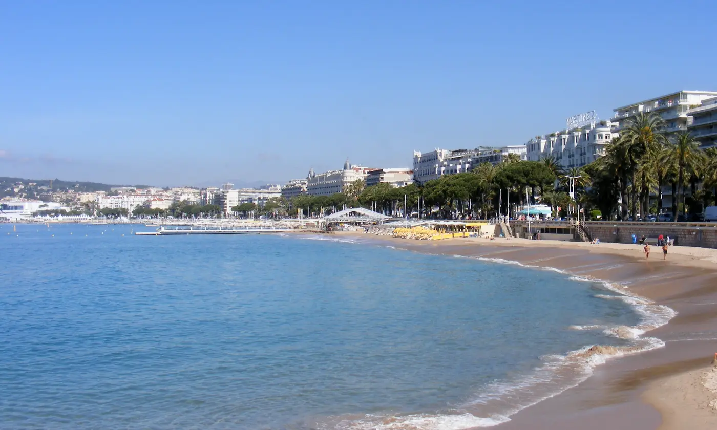La plage de la Croisette et sa baie turquoise bordée de palmiers et de palaces, Cannes