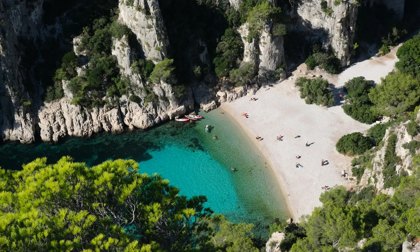 La calanque d'En-Vau vue d'en haut, eau émeraude, plage de galets blancs et falaises calcaires, Cassis