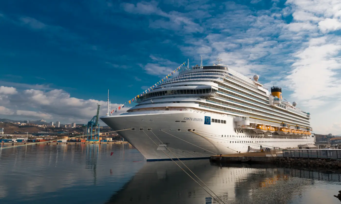 Le paquebot Costa Diadema pavoisé à quai au terminal croisière de Marseille, sous un ciel bleu spectaculaire