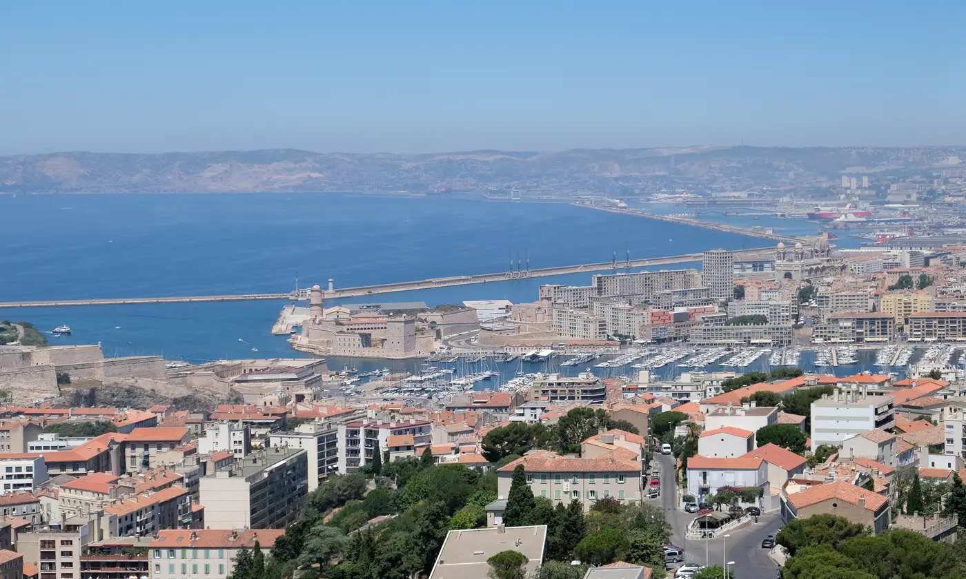Le port de Marseille vu depuis Notre-Dame de la Garde : Vieux-Port, fort Saint-Jean, digues et rade