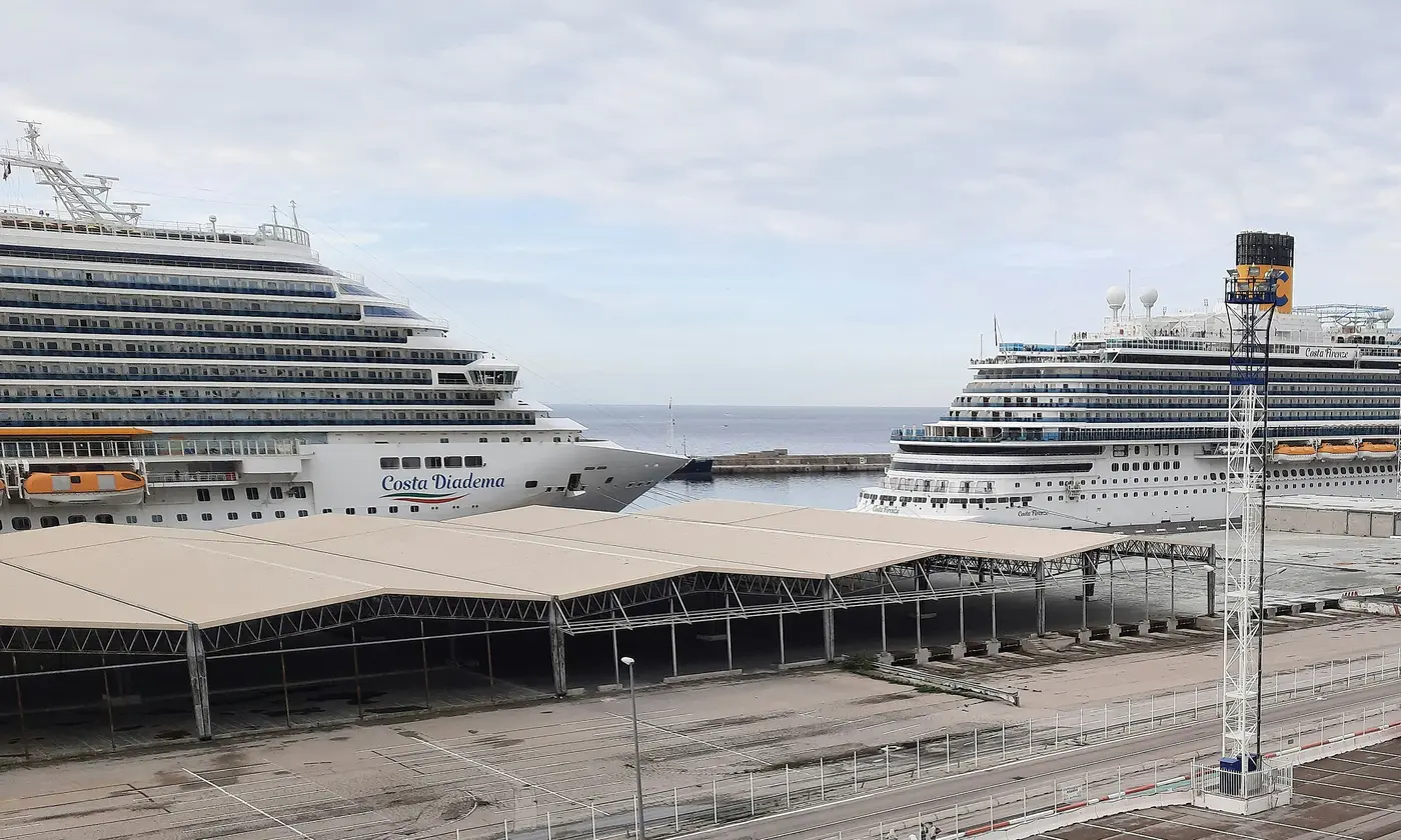 Les paquebots Costa Diadema et Costa Firenze amarrés côte à côte au terminal croisière de Marseille