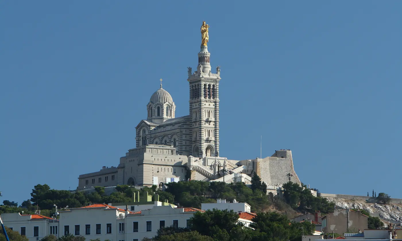 La basilique Notre-Dame de la Garde et sa Vierge dorée veillant sur Marseille et son port