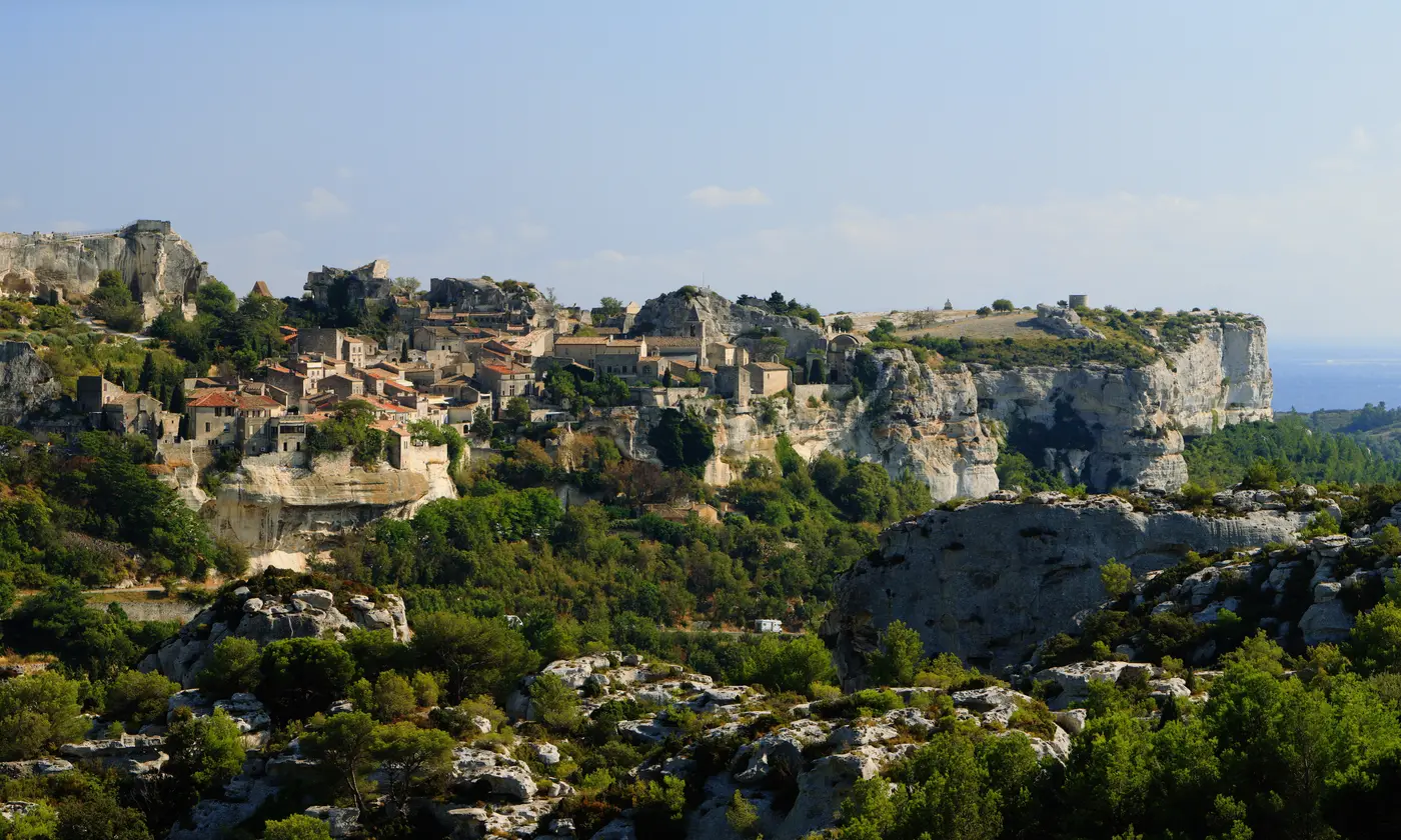 Le village des Baux-de-Provence et les ruines de son château perchés sur l'éperon rocheux des Alpilles