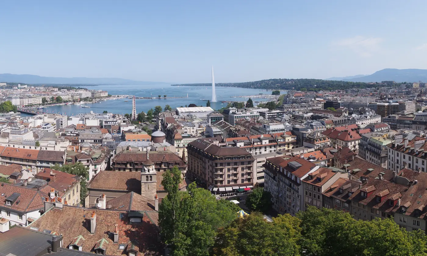 Vue panoramique sur la rade et le Jet d'eau depuis les toits de la vieille ville, Genève