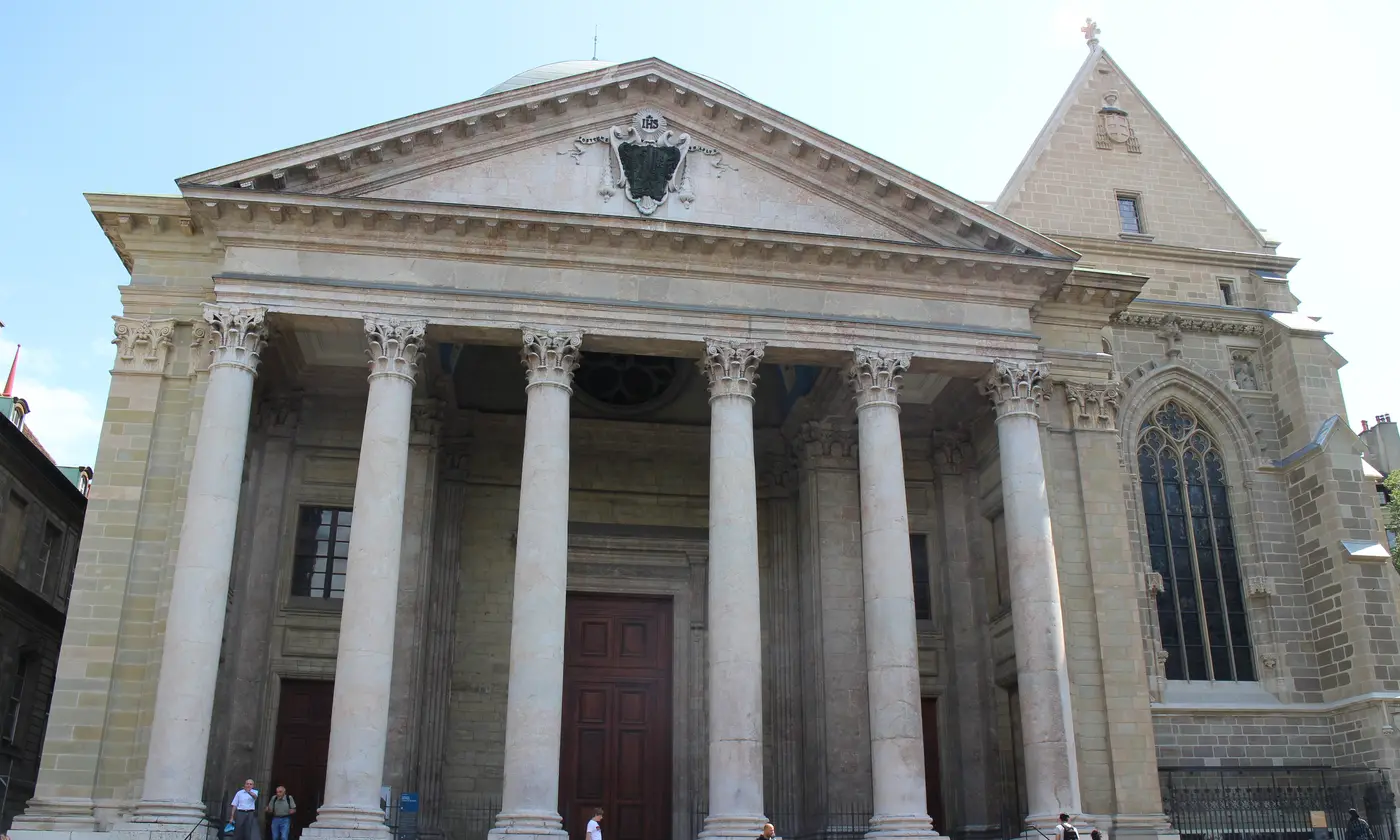 Façade à colonnades de la cathédrale Saint-Pierre au cœur de la vieille ville, Genève