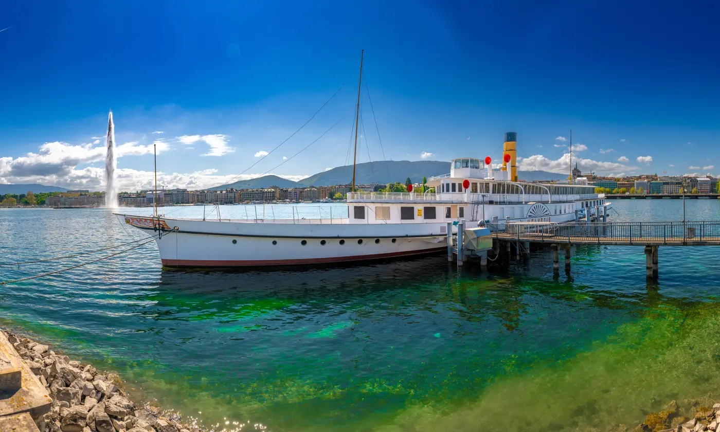 Bateau Belle Époque amarré au débarcadère sur le lac Léman, Jet d'eau en arrière-plan, Genève