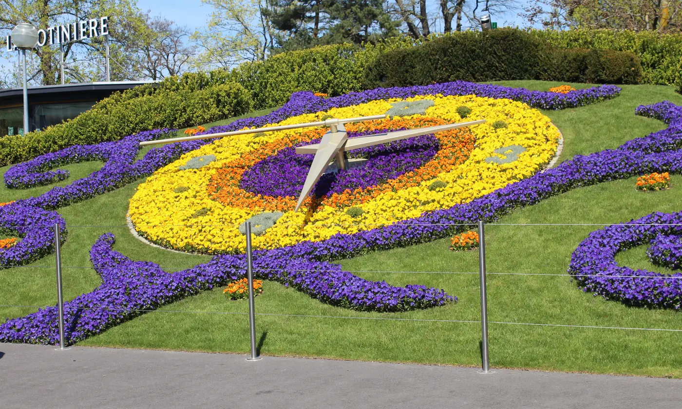 L'horloge fleurie du Jardin anglais en pleine floraison jaune, orange et violette, Genève