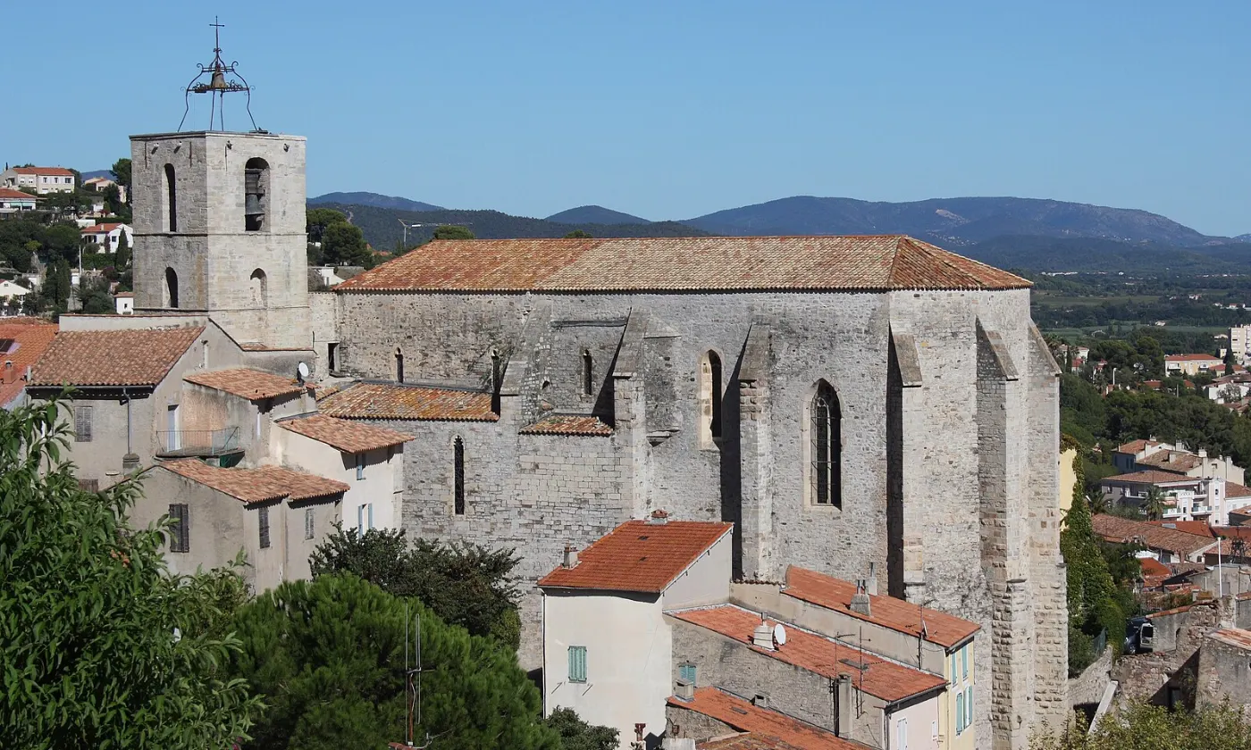 La collégiale Saint-Paul et les toits de la vieille ville d'Hyères, collines en arrière-plan