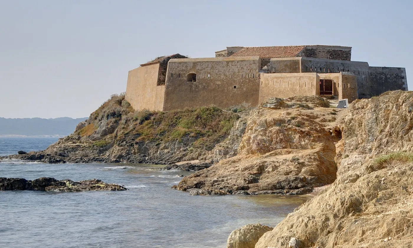 Le fort de la Tour Fondue sur les rochers de la presqu'île de Giens, à Hyères