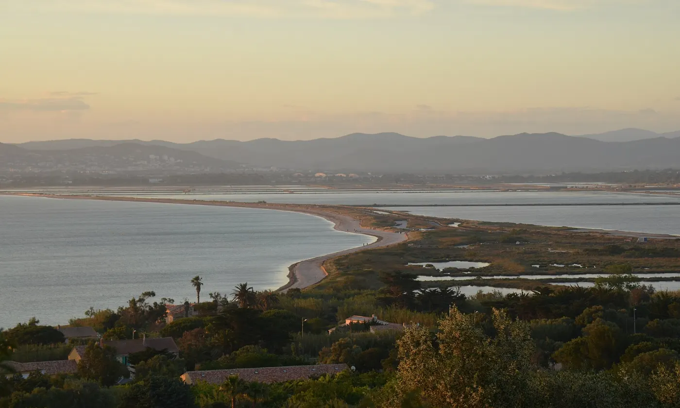 La presqu'île de Giens et son tombolo au coucher du soleil, entre mer et anciens salins