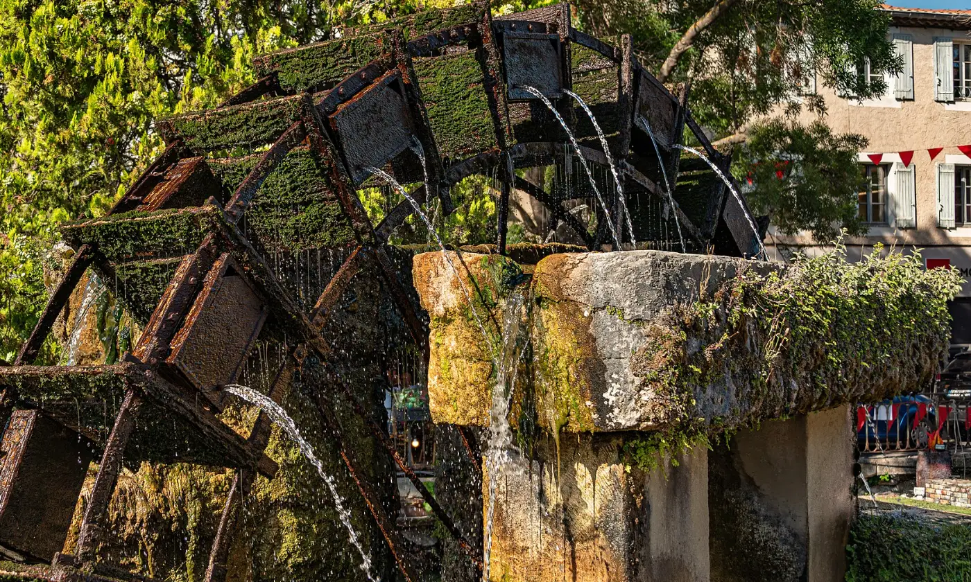Roue à aubes couverte de mousse tournant sur la Sorgue, à L'Isle-sur-la-Sorgue