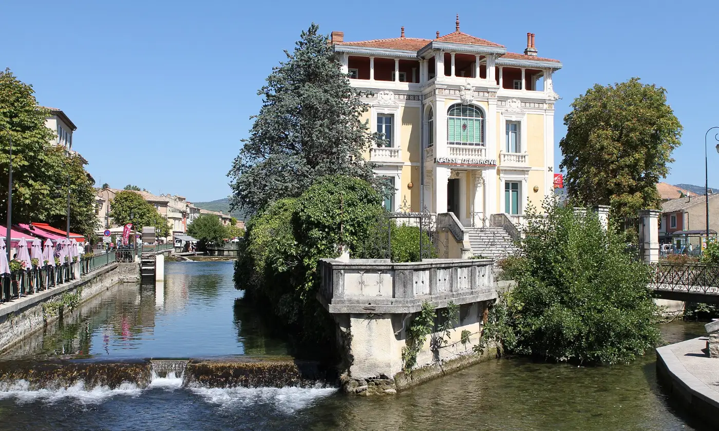 Villa Belle Époque au bord de la Sorgue et petite chute d'eau, à L'Isle-sur-la-Sorgue