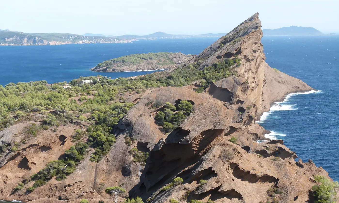 Le rocher du Bec de l'Aigle dressé au-dessus de la mer, avec l'île Verte en arrière-plan, La Ciotat