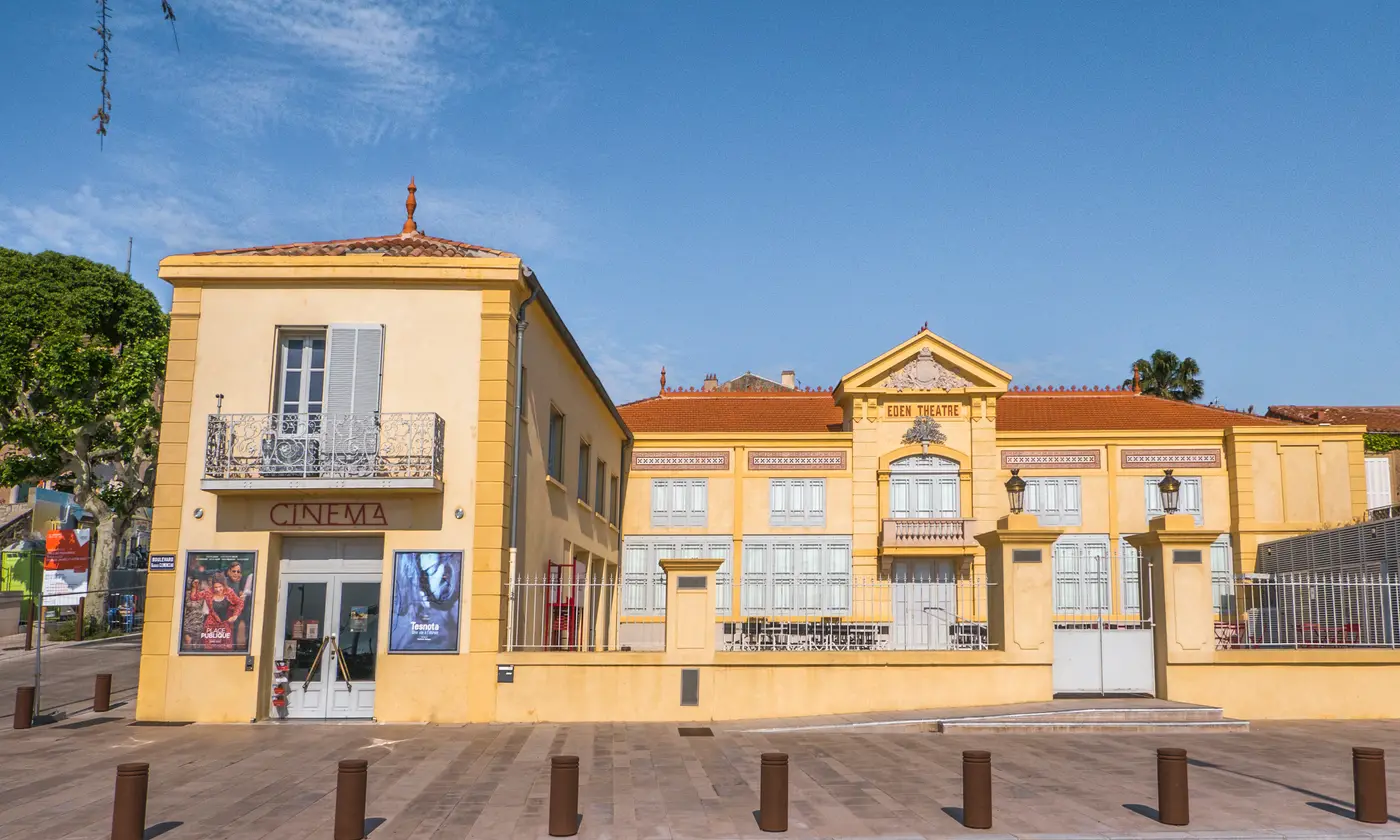 Façade jaune ocre de l'Eden Théâtre, le plus ancien cinéma du monde encore en activité, sous un ciel bleu, La Ciotat