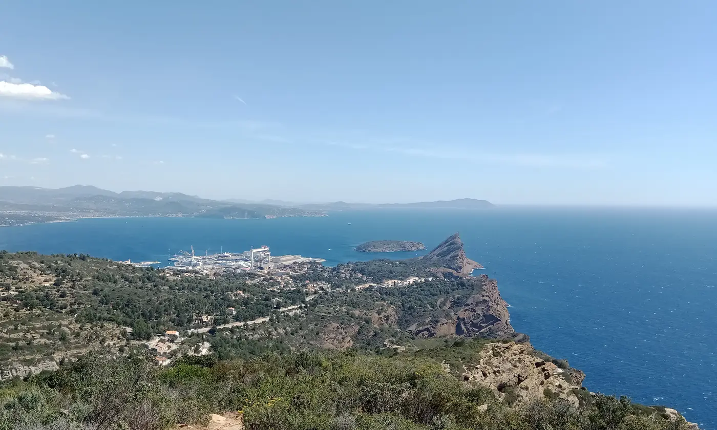 Le rocher du Bec de l'Aigle et l'île Verte dominant la baie, vus depuis la route des Crêtes, La Ciotat