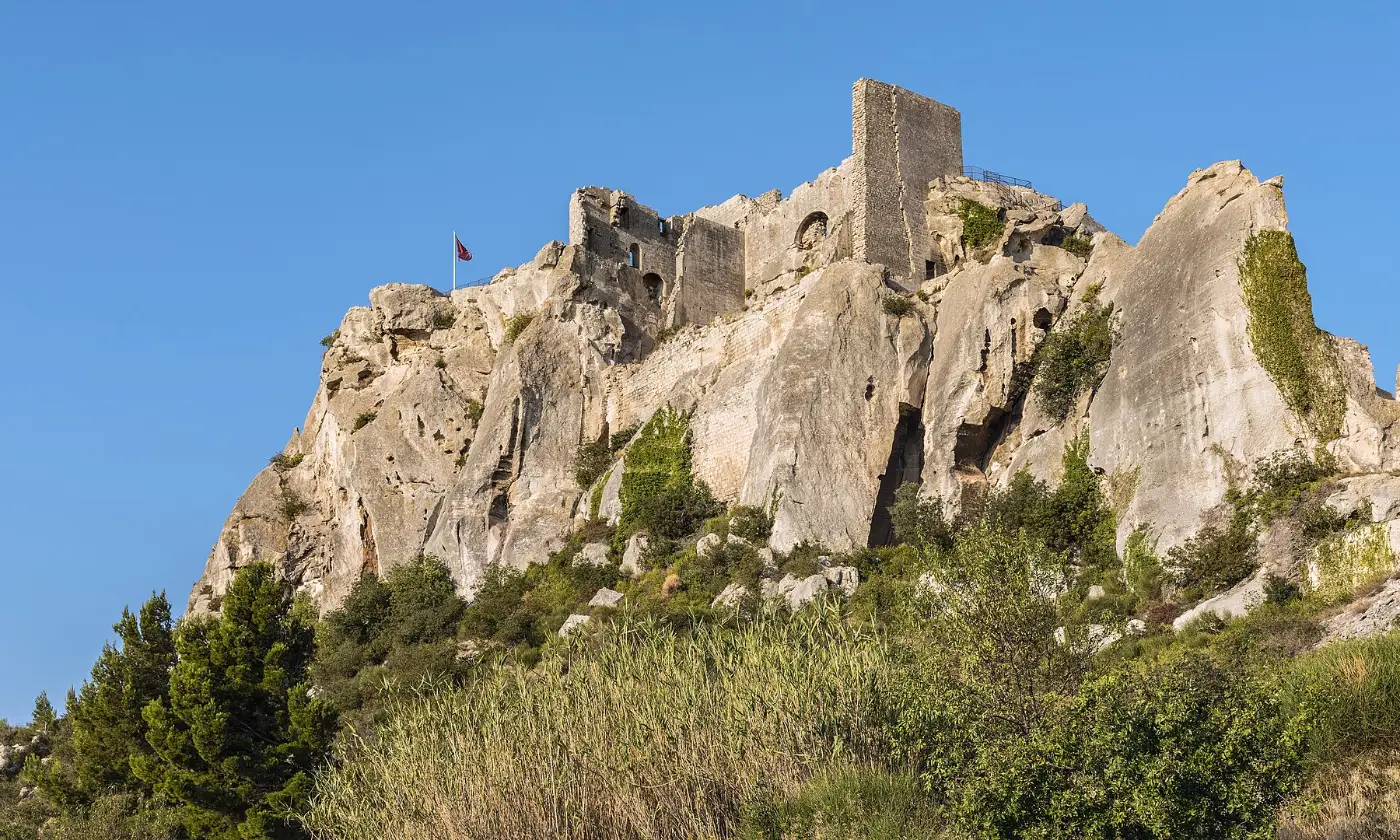 Les ruines du château des Baux-de-Provence au sommet de l'éperon rocheux des Alpilles