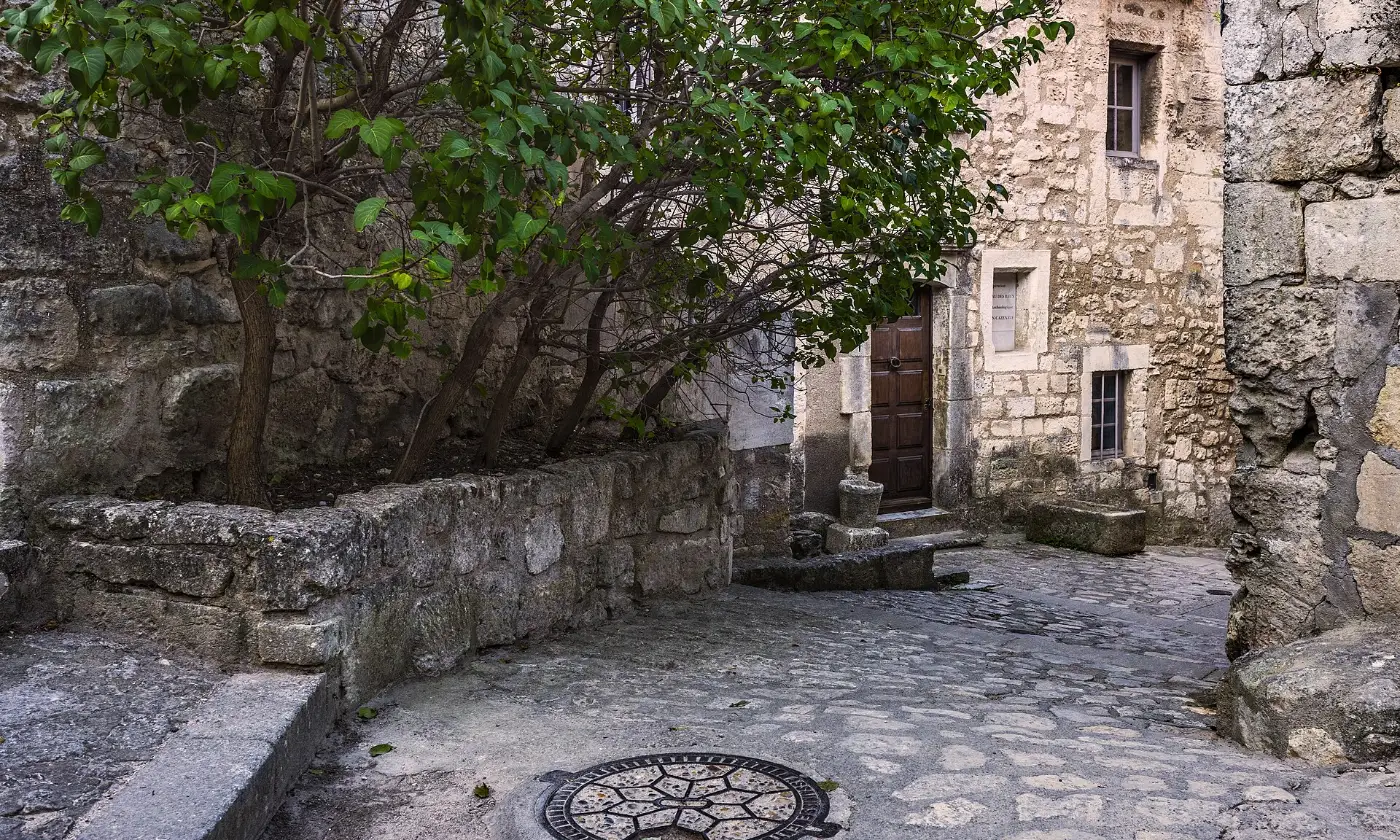 Ruelle pavée et maisons de pierre dans le village des Baux-de-Provence