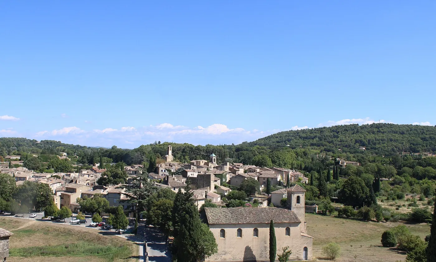 Le village de Lourmarin et le temple protestant vus depuis le château, collines du Luberon au fond