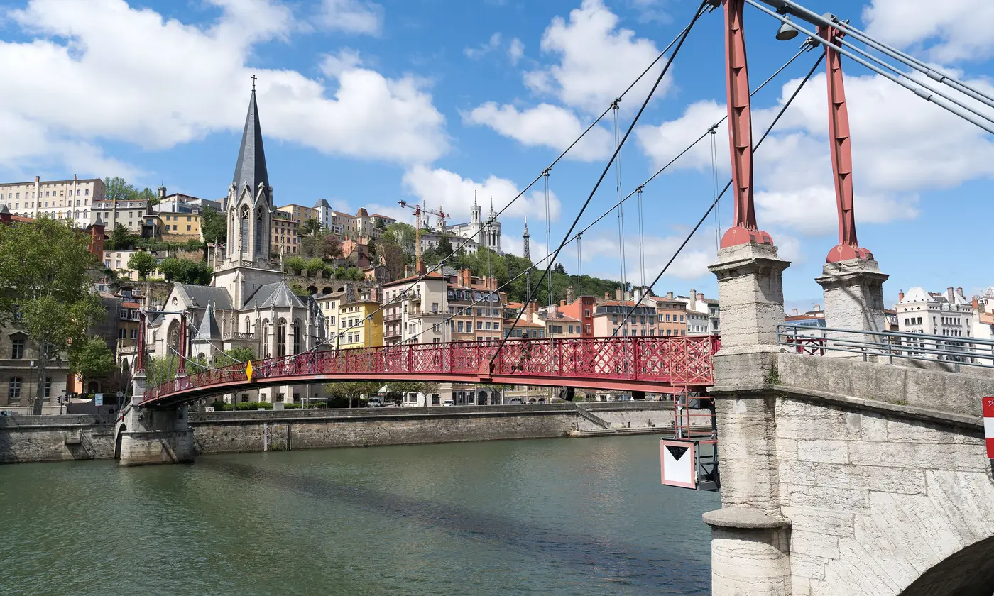 La passerelle rouge Paul-Couturier sur la Saône, l'église Saint-Georges et les façades colorées du Vieux-Lyon, Lyon