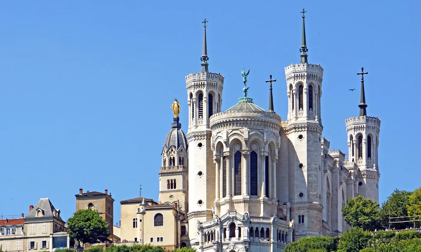 La basilique Notre-Dame de Fourvière et sa Vierge dorée sous un ciel bleu, Lyon