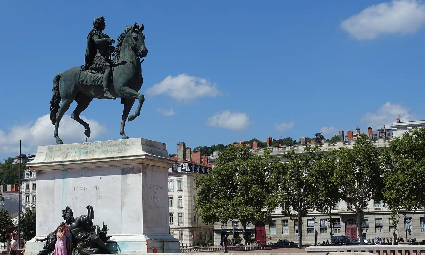 La statue équestre de Louis XIV sur la place Bellecour un jour de plein soleil, Lyon