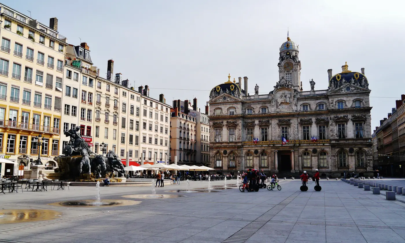 La place des Terreaux avec la fontaine Bartholdi et la façade de l'hôtel de ville, Lyon