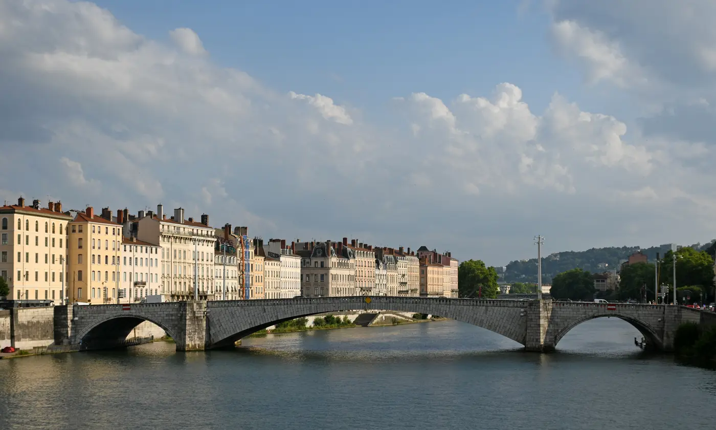 Le pont Bonaparte sur la Saône et les façades colorées des quais, Lyon