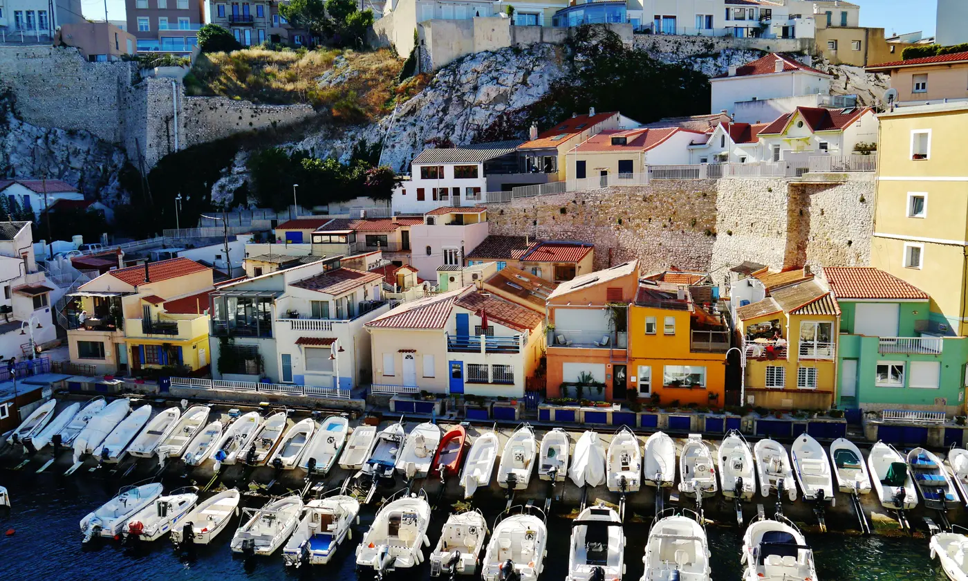 Maisons de pêcheurs colorées et barques alignées dans le petit port du Vallon des Auffes.