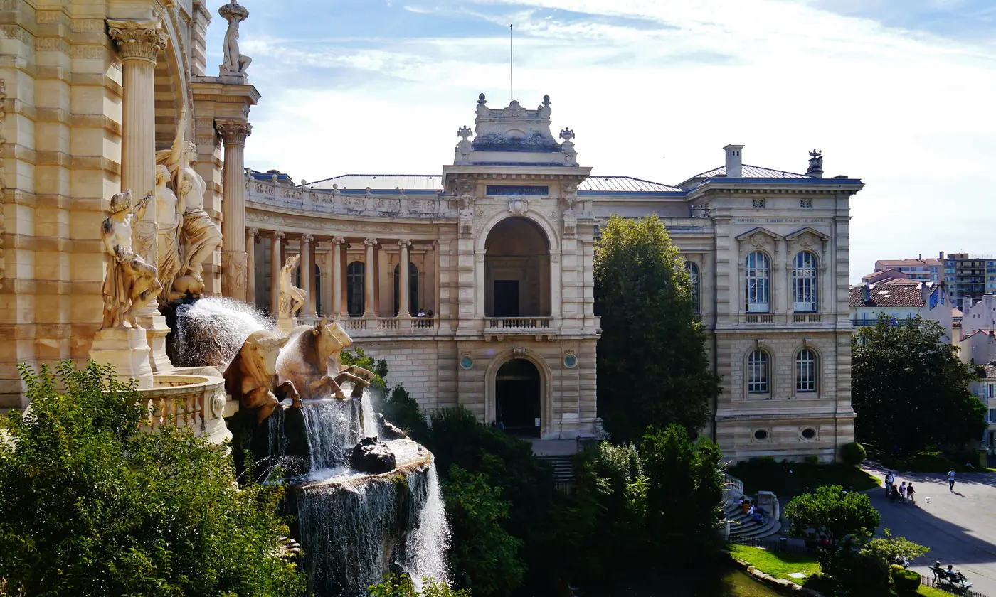 La cascade et les sculptures de taureaux de la fontaine monumentale du palais Longchamp.