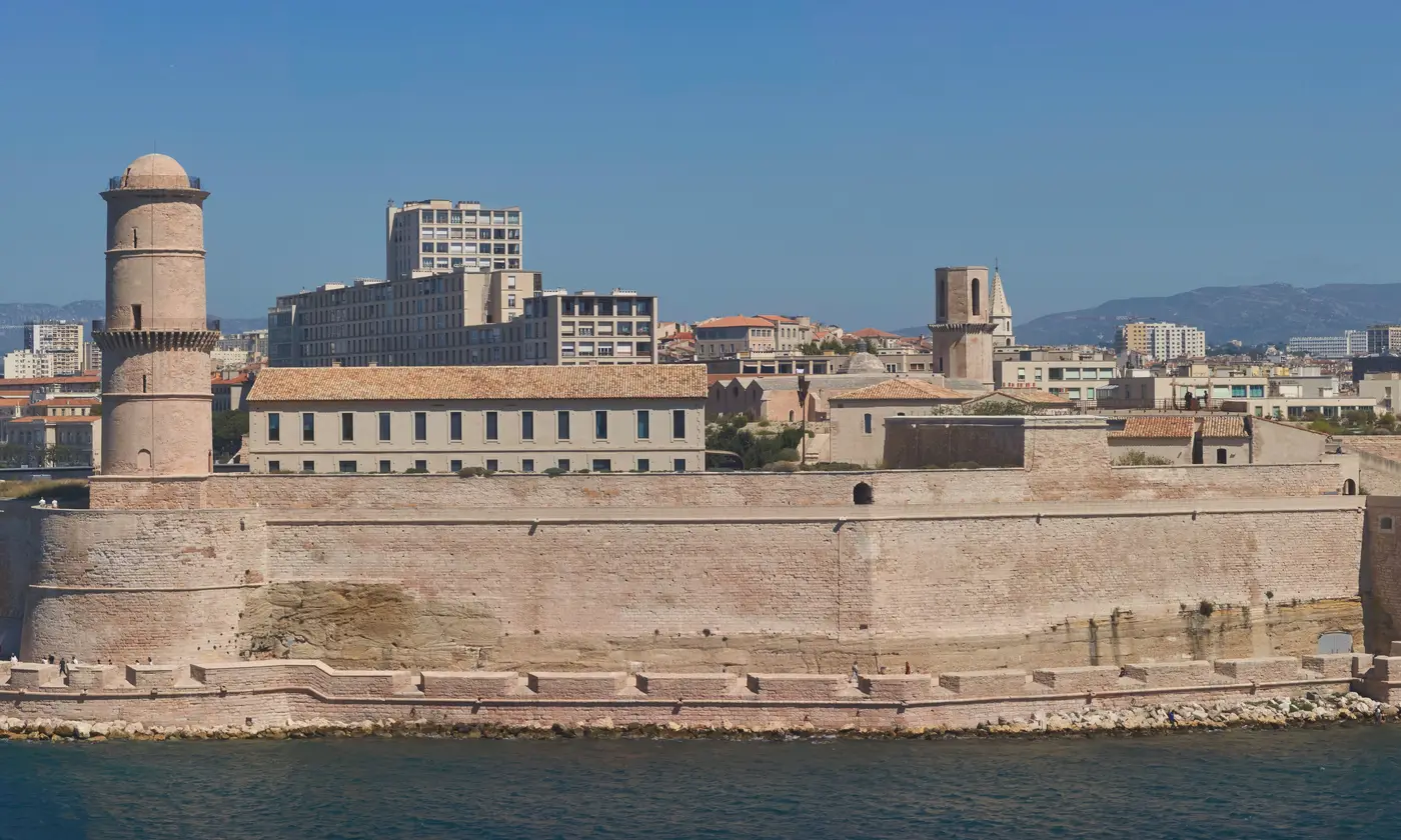 Les remparts en pierre rose du fort Saint-Jean et sa tour du Fanal à l'entrée du Vieux-Port.